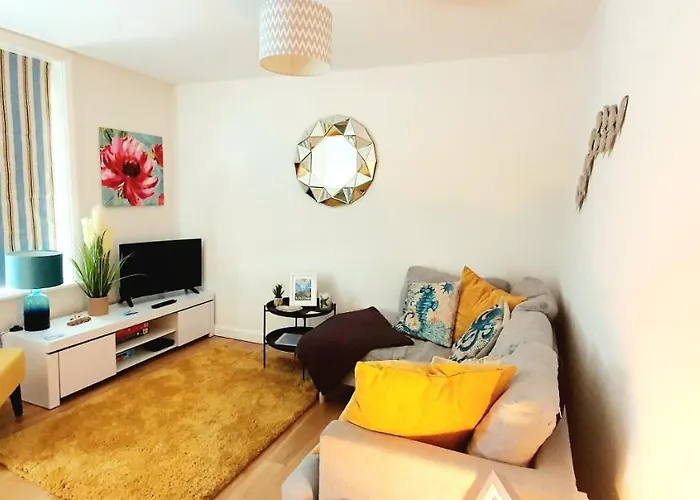 Sea Breeze, 2 Bdr With En-Suites, Private Parking, Internet- Sleeps 4 Ppl