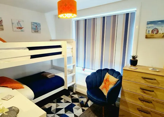 Sea Breeze, 2 Bdr With En-Suites, Private Parking, Internet- Sleeps 4 Ppl