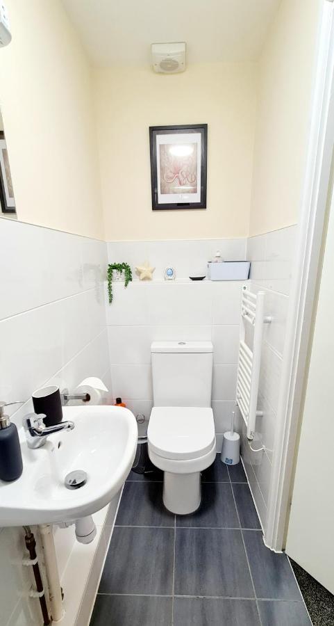 Apartment Sea Breeze, 2 Bdr With En-suites, Private Parking, Internet- Sleeps 4 Ppl Bournemouth