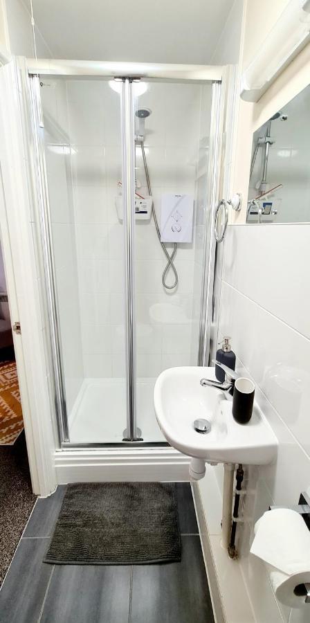 Sea Breeze, 2 Bdr With En-suites, Private Parking, Internet- Sleeps 4 Ppl *