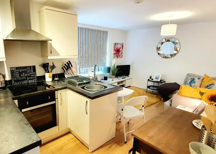 Sea Breeze, 2 Bdr With En-Suites, Private Parking, Internet- Sleeps 4 Ppl
