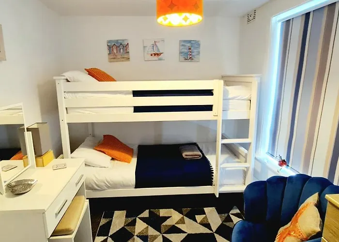 Sea Breeze, 2 Bdr With En-Suites, Private Parking, Internet- Sleeps 4 Ppl