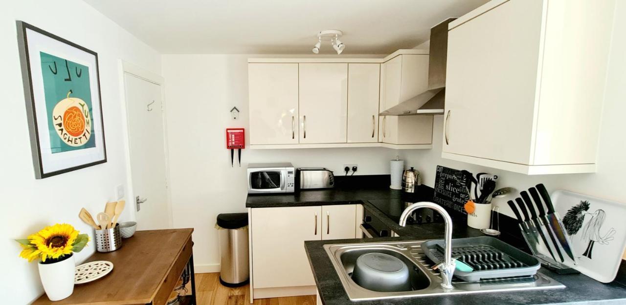 Sea Breeze, 2 Bdr With En-suites, Private Parking, Internet- Sleeps 4 Ppl * Борнмут