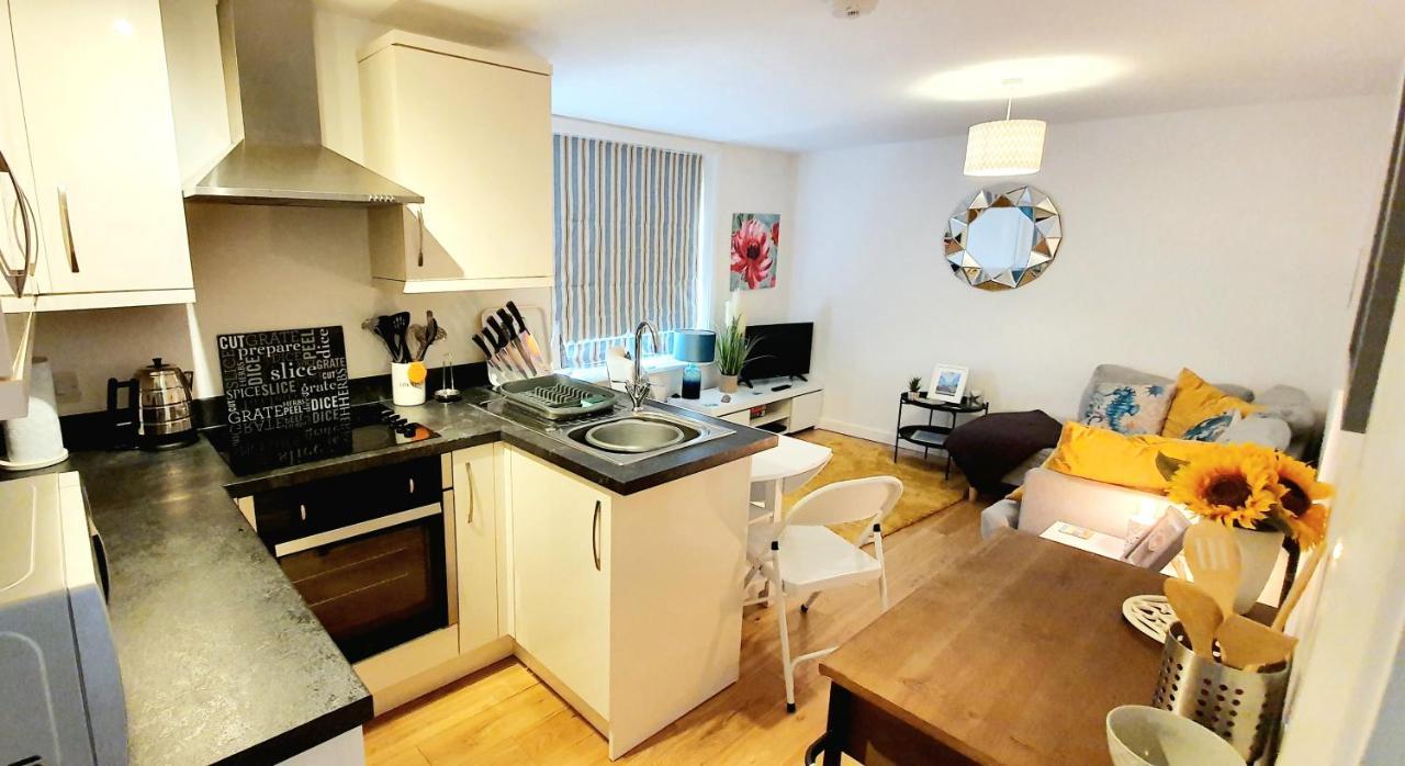 Sea Breeze, 2 Bdr With En-suites, Private Parking, Internet- Sleeps 4 Ppl Борнмут