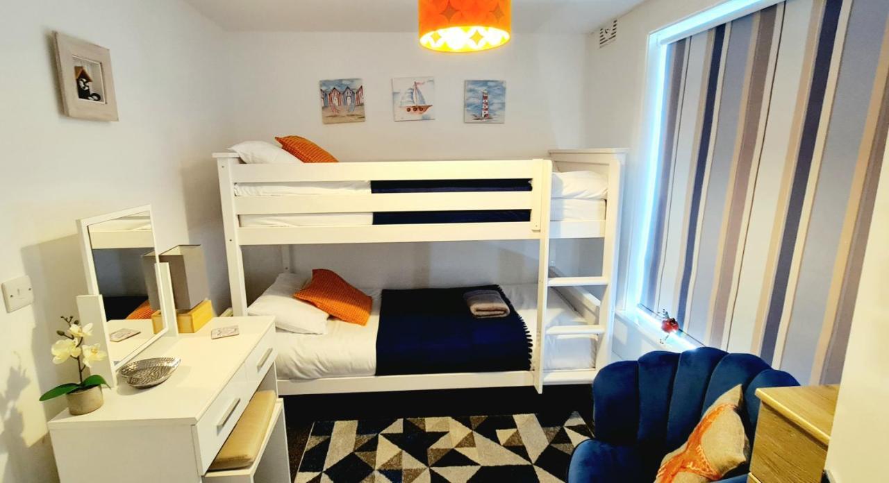 Апартаменты Sea Breeze, 2 Bdr With En-suites, Private Parking, Internet- Sleeps 4 Ppl