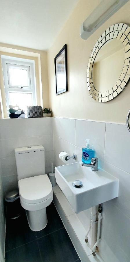 Sea Breeze, 2 Bdr With En-suites, Private Parking, Internet- Sleeps 4 Ppl Борнмут